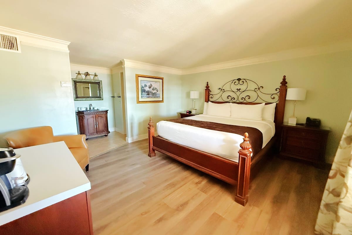 Signature Room, 1 King Bed, Non Smoking, Bay View | Premium bedding, desk, iron/ironing board, free WiFi