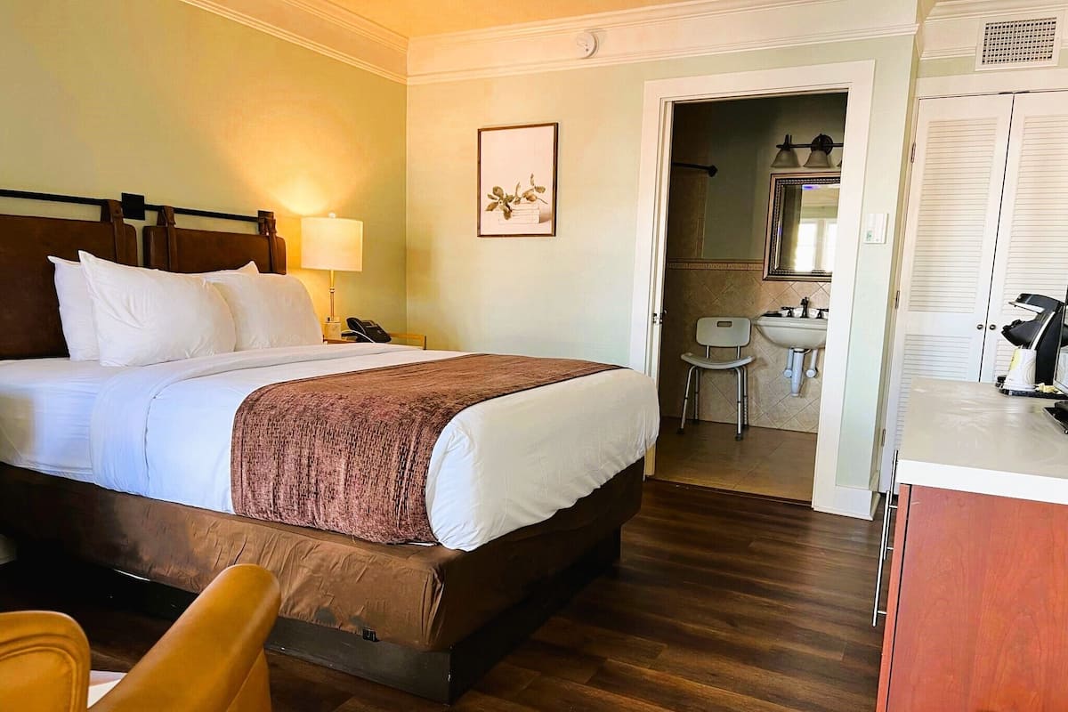 Standard Room, 1 Queen Bed, Accessible, Non Smoking