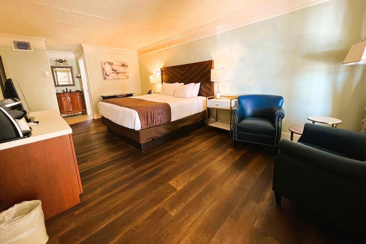 Standard Room, 1 King Bed, Non Smoking, Corner