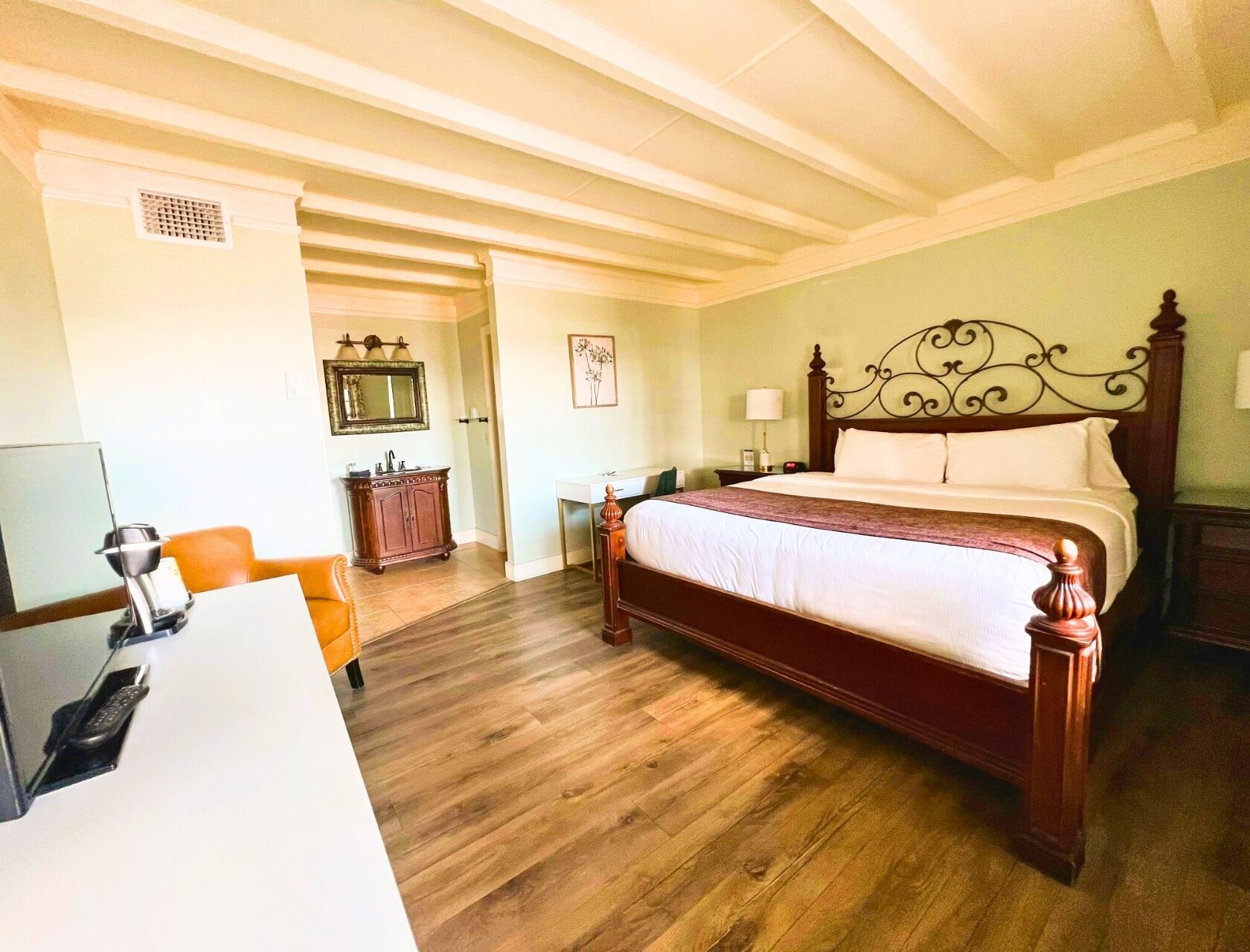 Standard Room, 1 King Bed, Non Smoking, Courtyard View | Premium bedding, desk, iron/ironing board, free WiFi