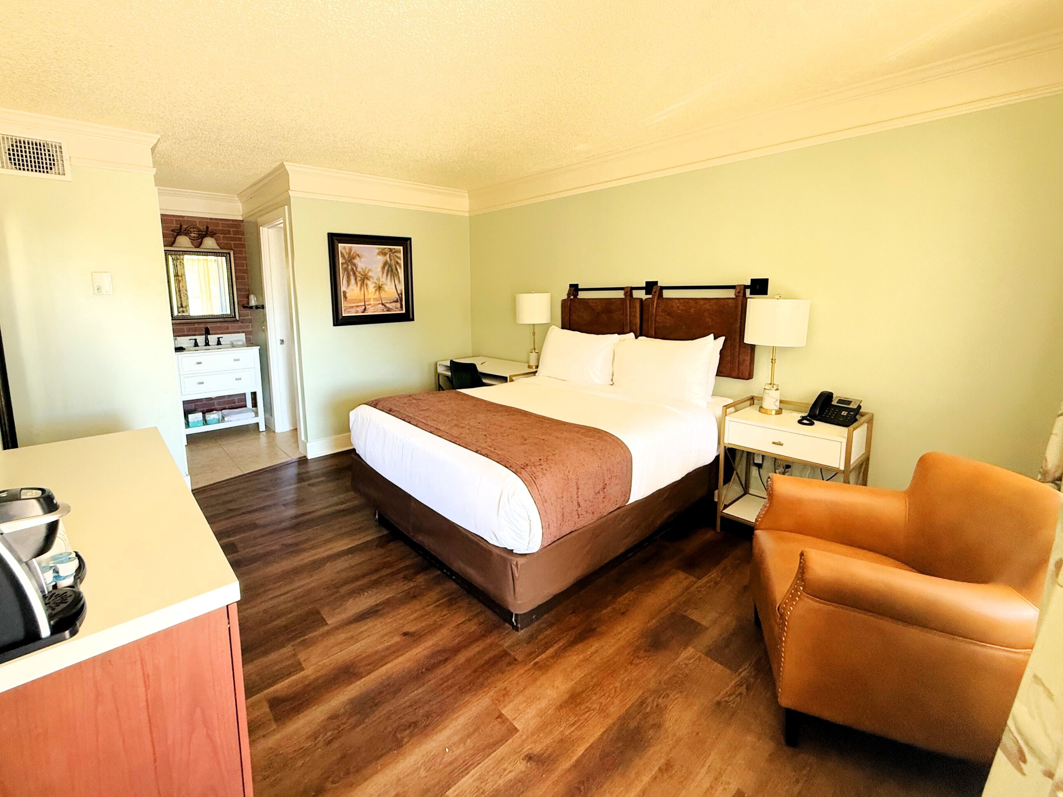 Premium bedding, desk, iron/ironing board, free WiFi