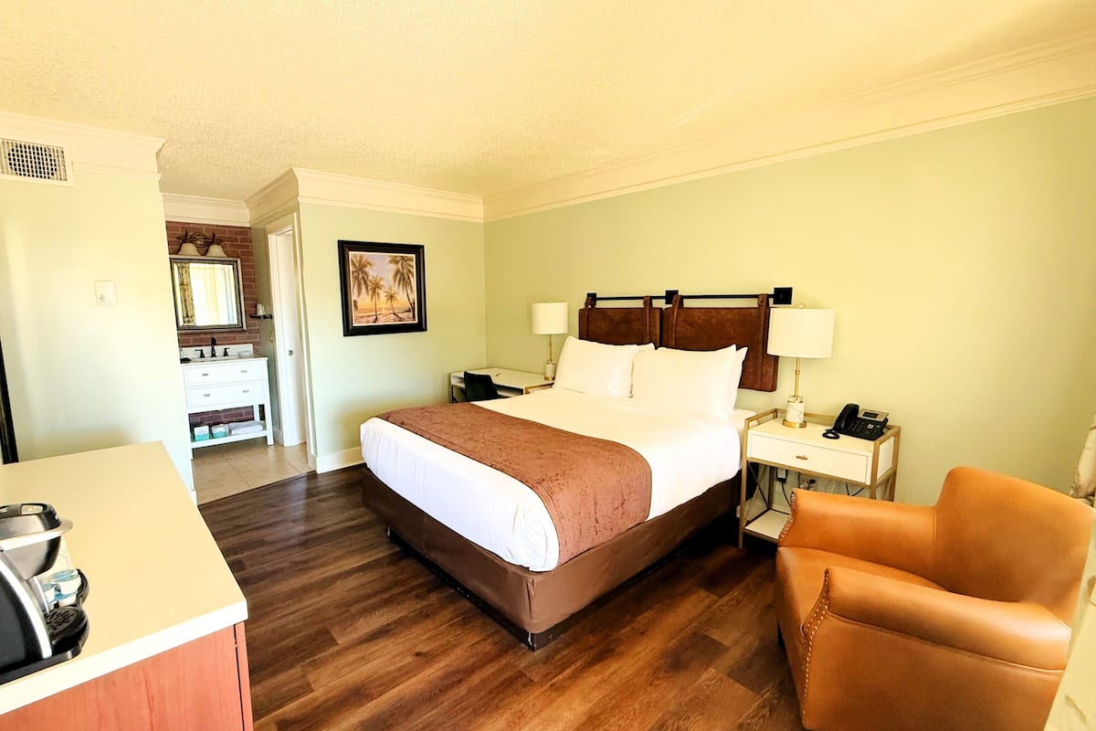 Premium bedding, desk, iron/ironing board, free WiFi