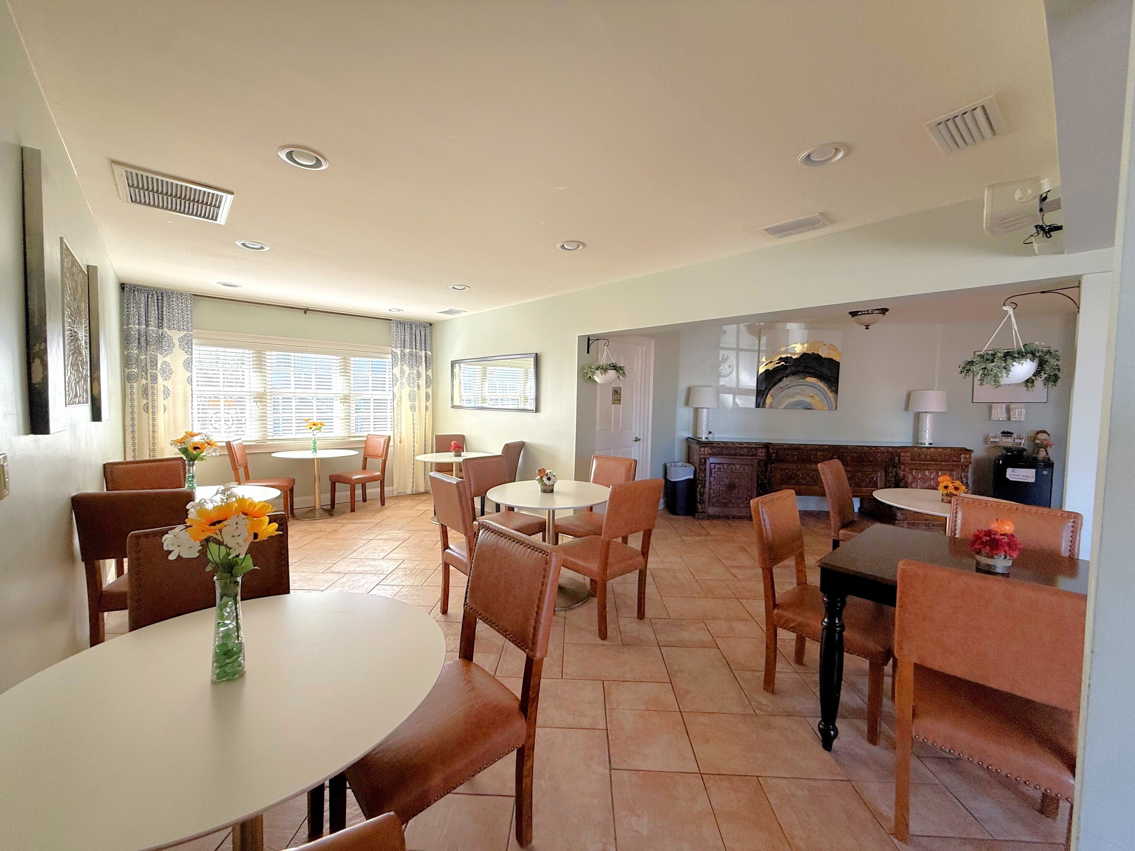 朝食 (ビュッフェ)、毎日提供 (無料)