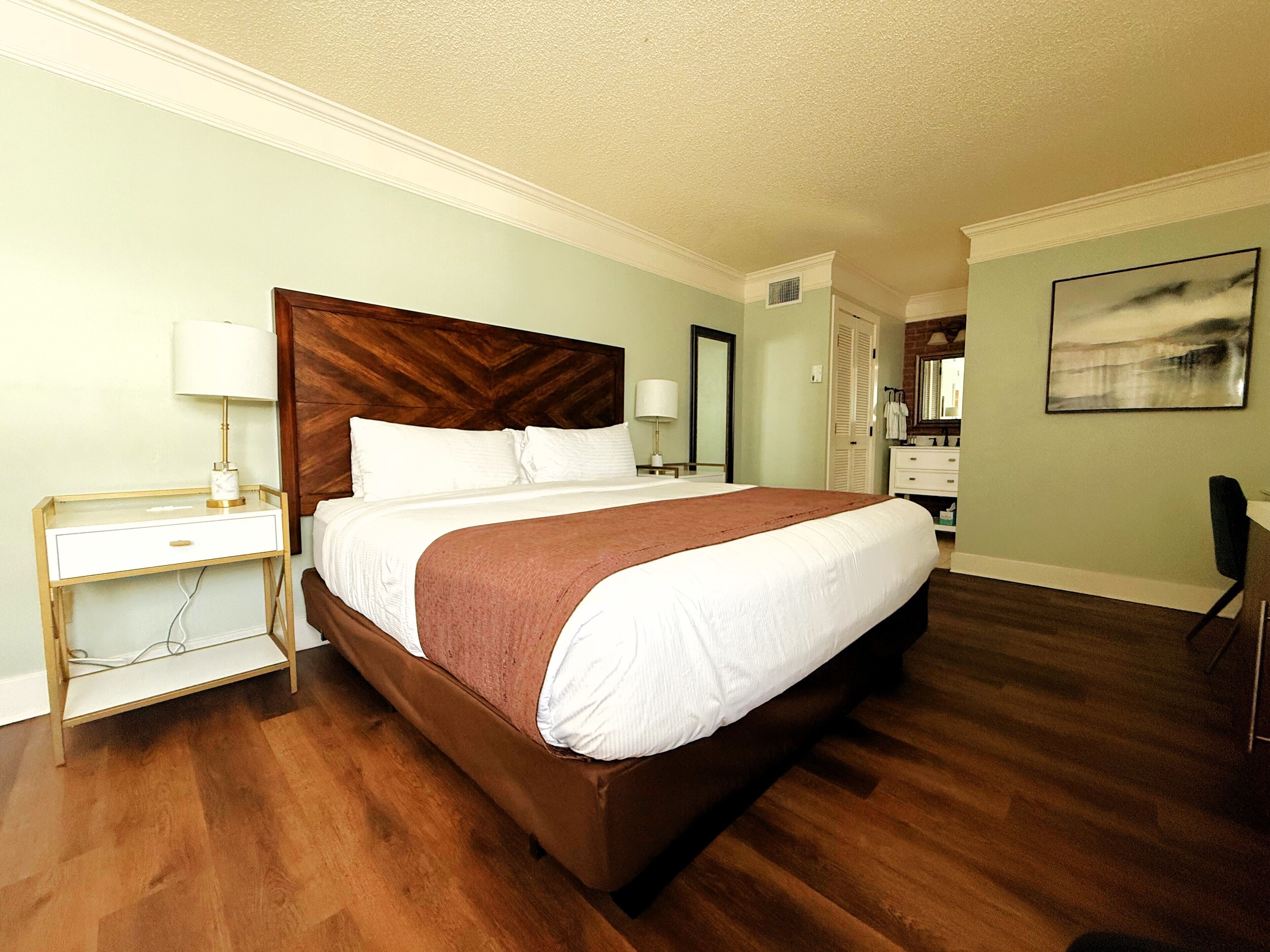 Standard Room, 1 King Bed, Non Smoking, Corner | Premium bedding, desk, iron/ironing board, free WiFi