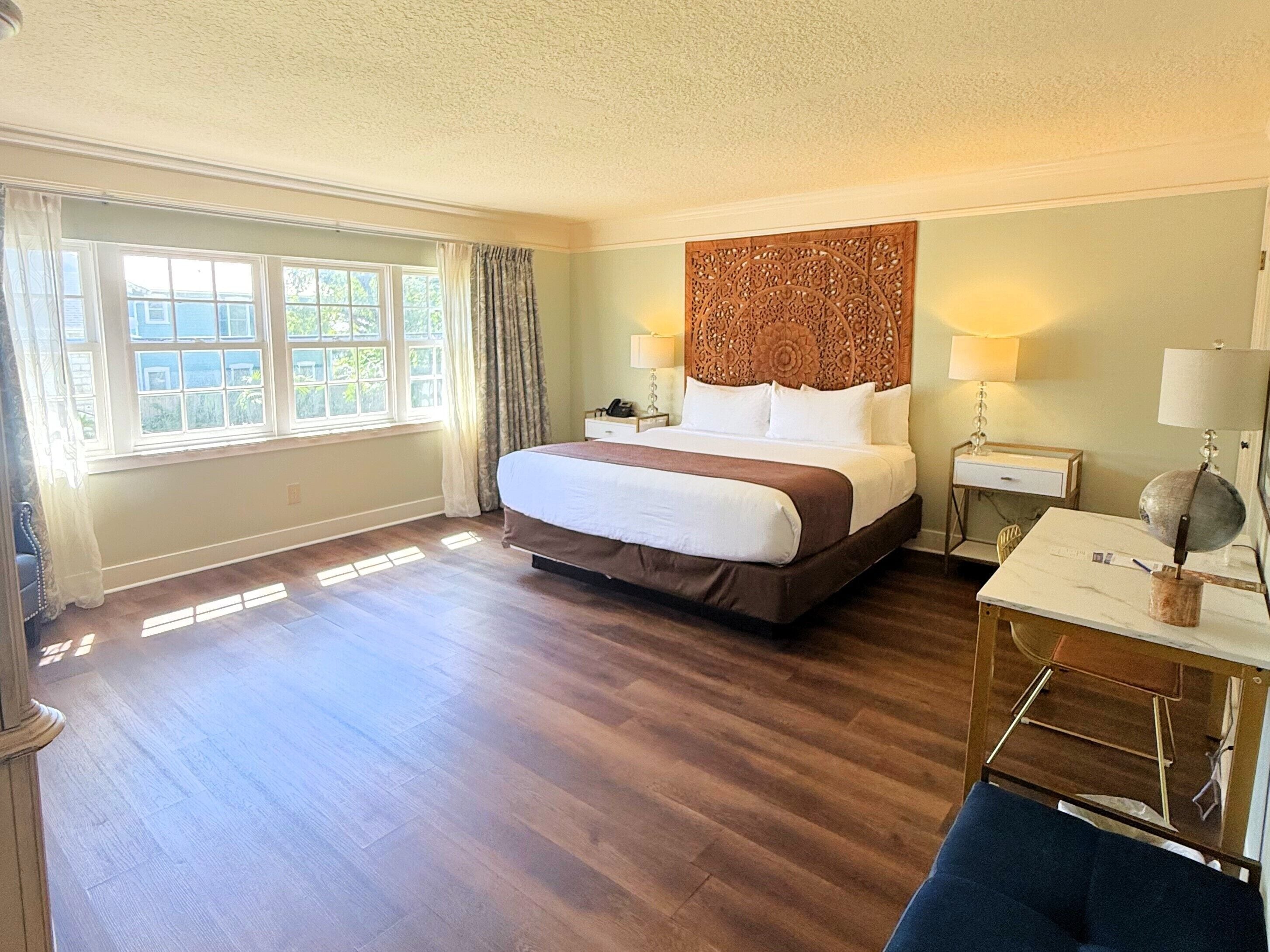 Signature suite, 2 slaapkamers, niet-roken, uitzicht op de baai | Luxe beddengoed, een bureau, een strijkplank/strijkijzer, gratis wifi