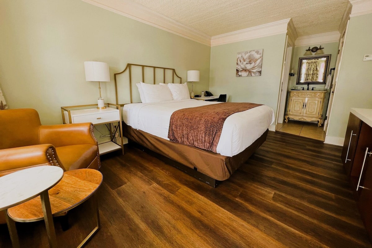 Standard Room, 1 Queen Bed, Non Smoking, Courtyard View