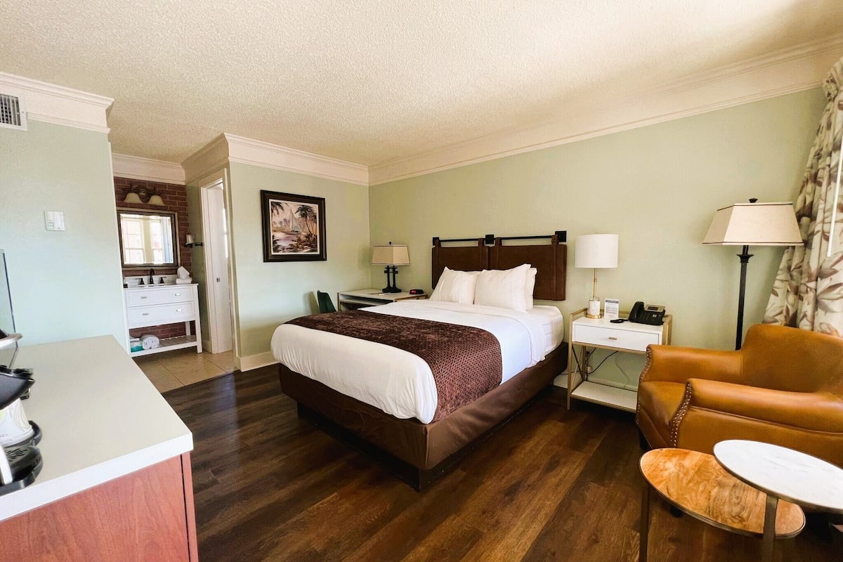 Signature Room, 1 Queen Bed, Non Smoking, Bay View