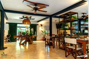 Breakfast, lunch, dinner served; Italian cuisine 