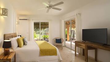 Junior suite | Luxe beddengoed, een kluis op de kamer, individueel gedecoreerd