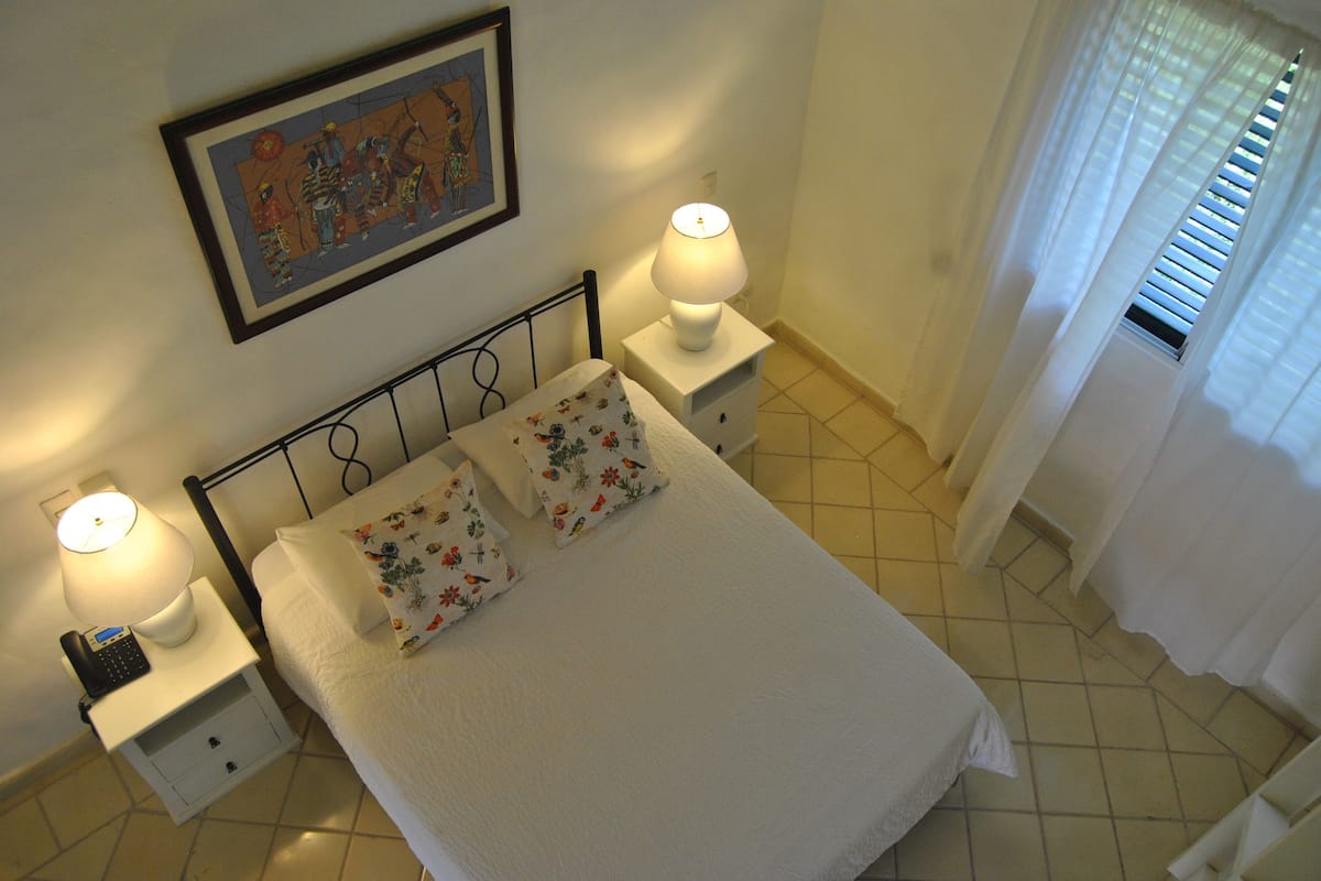 Habitación cuádruple estándar, varias camas, vista al jardín | Ropa de cama de alta calidad y caja de seguridad en la habitación