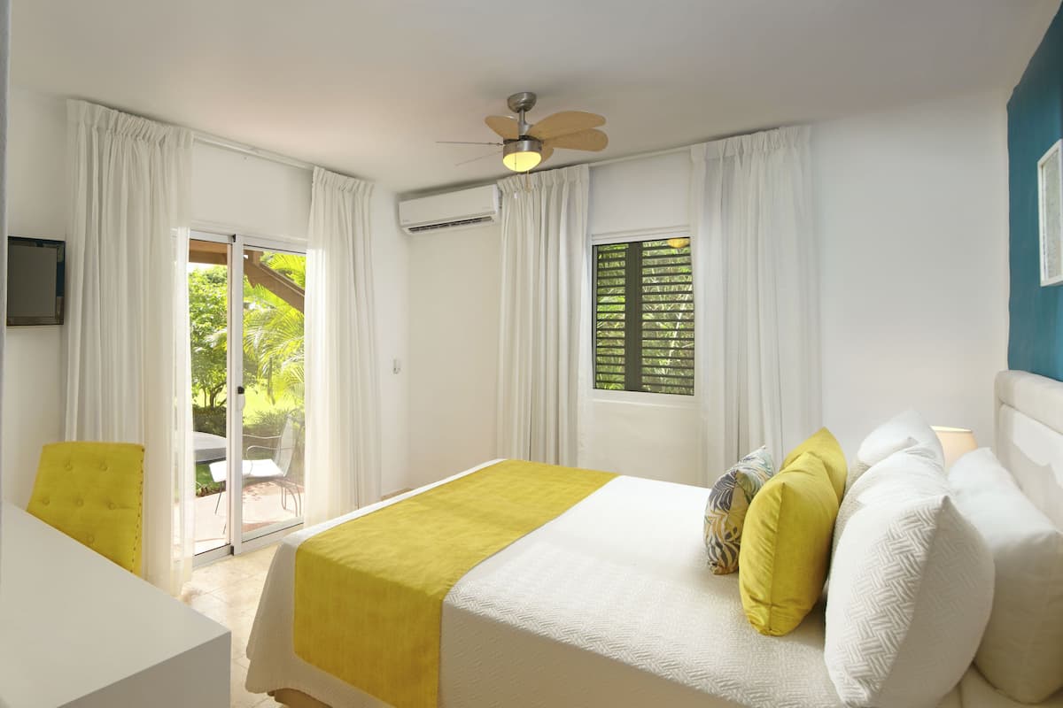 Habitación superior | Ropa de cama de alta calidad y caja de seguridad en la habitación