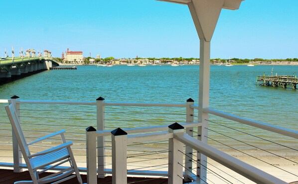 Habitación panorámica, 1 cama King size, balcón, vista a la bahía | Balcón