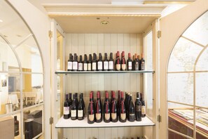 Aperto a colazione, pranzo e cena, cucina mediterranea