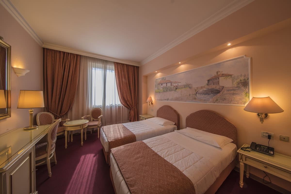 Double Room, 2 Twin Beds | Minibar, in-room safe, desk, soundproofing