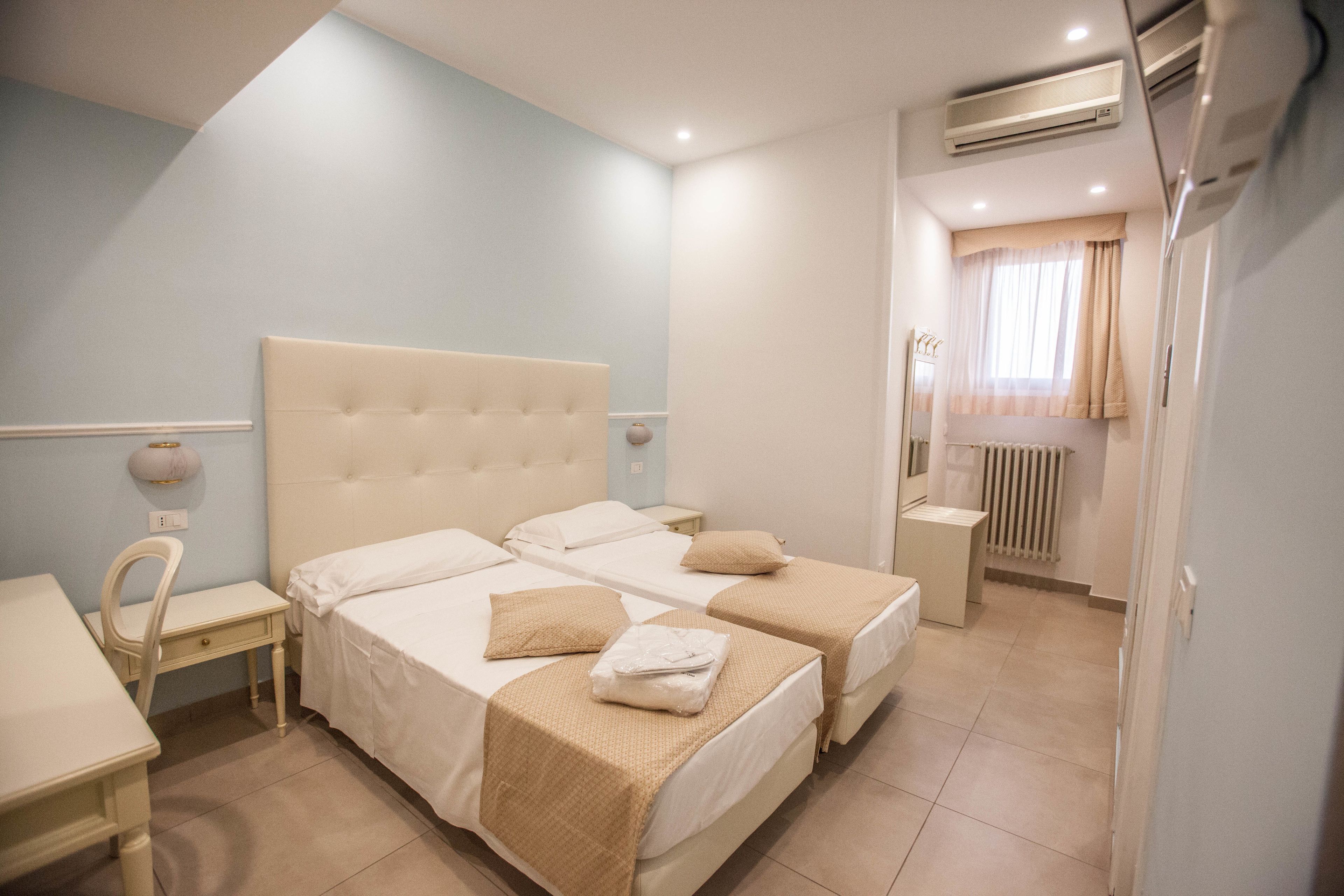 ダブルルーム シングルベッド 2 台 | ミニバー、セーフティボックス (室内)、デスク、ノートパソコン用作業スペース