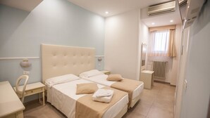 A hotel room with two beds, a desk, and a chair. - Hotel Ristorante Continental (Osio Sotto)