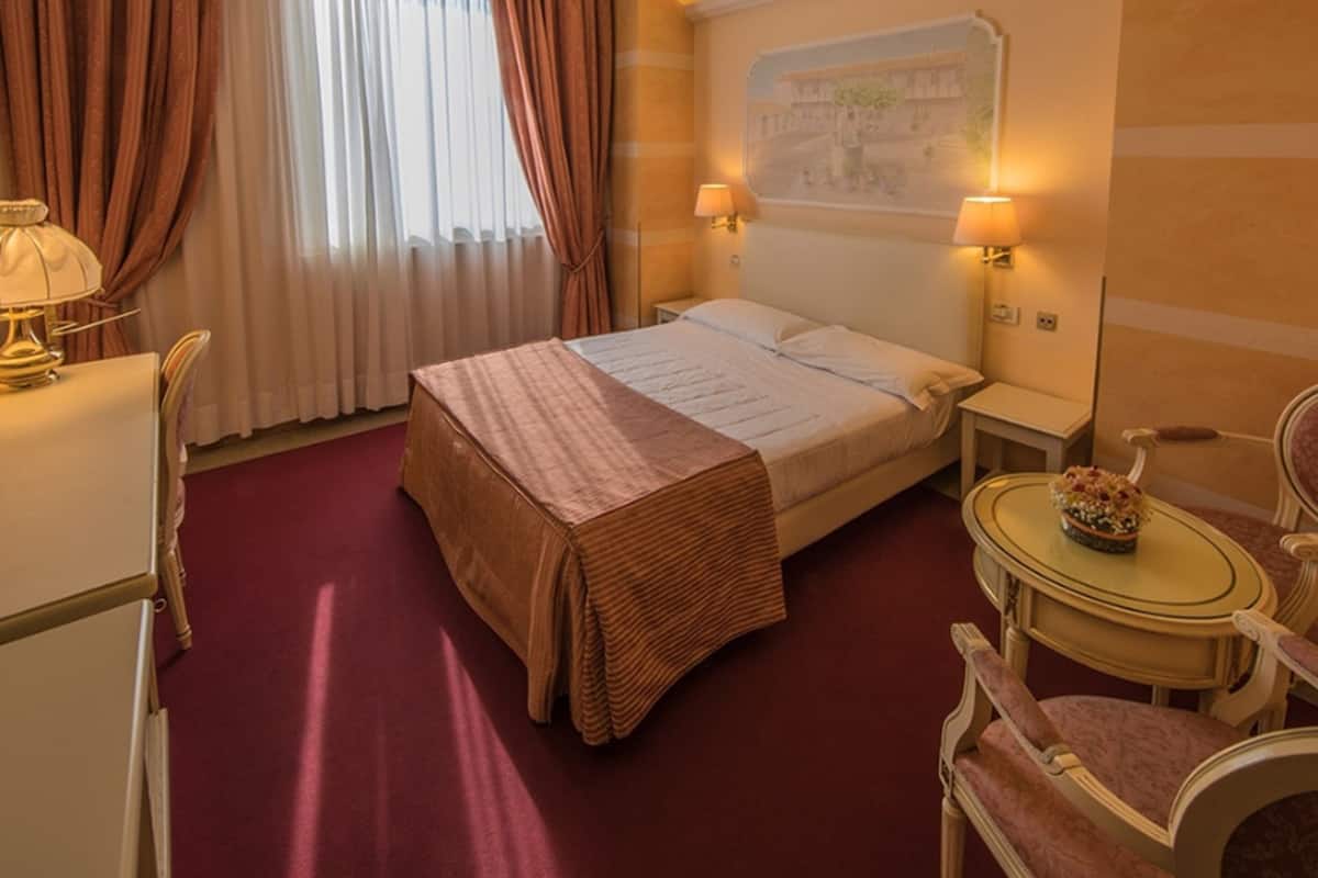 Double or Twin Room | Minibar, in-room safe, desk, soundproofing
