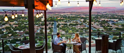 Lunch and dinner served, American cuisine
