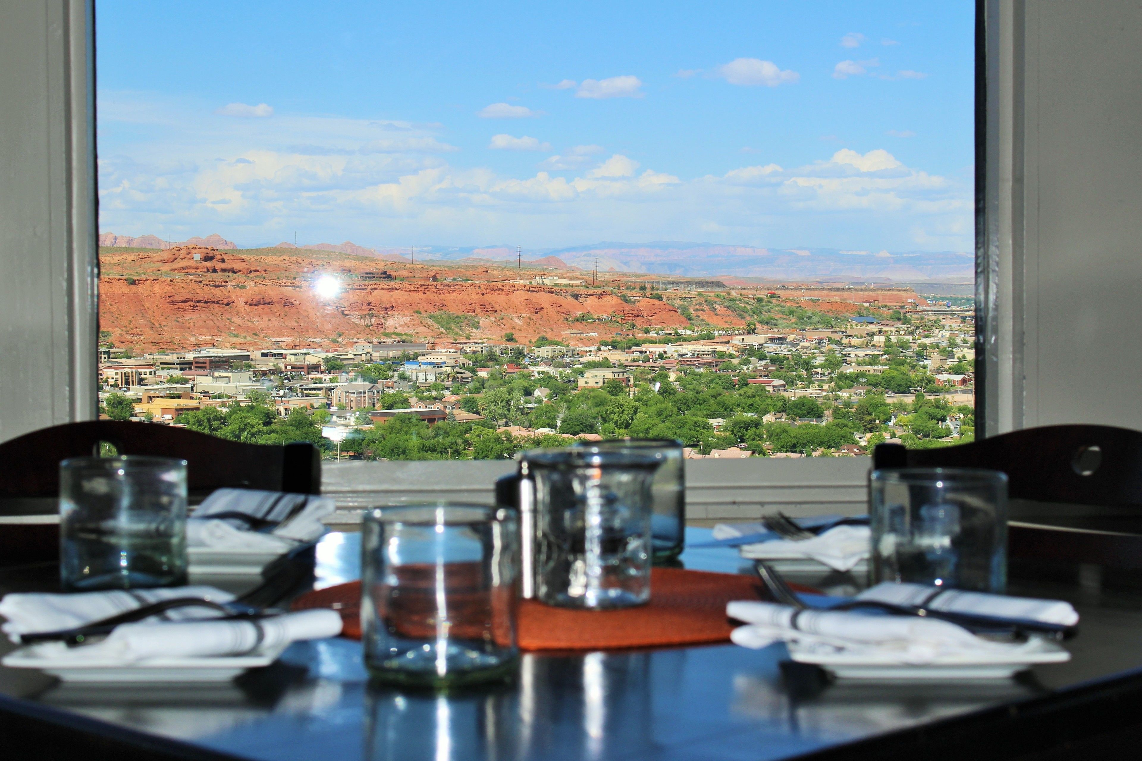 Se sirven almuerzos y cenas, cocina americana