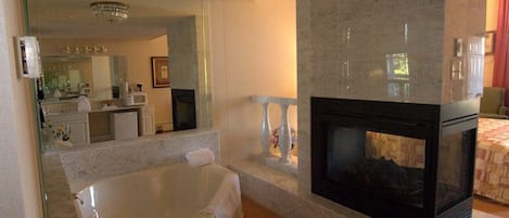 Standard Studio Suite, 1 King Bed, Jetted Tub | In-room safe, desk, laptop workspace, iron/ironing board