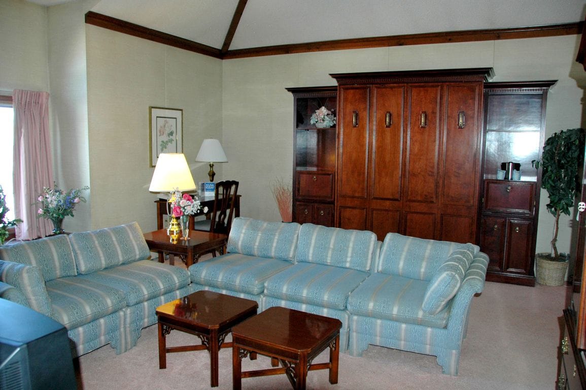 standard studio suite, 1 king bed, jetted tub | 1 bedroom, in-room safe, desk, laptop workspace