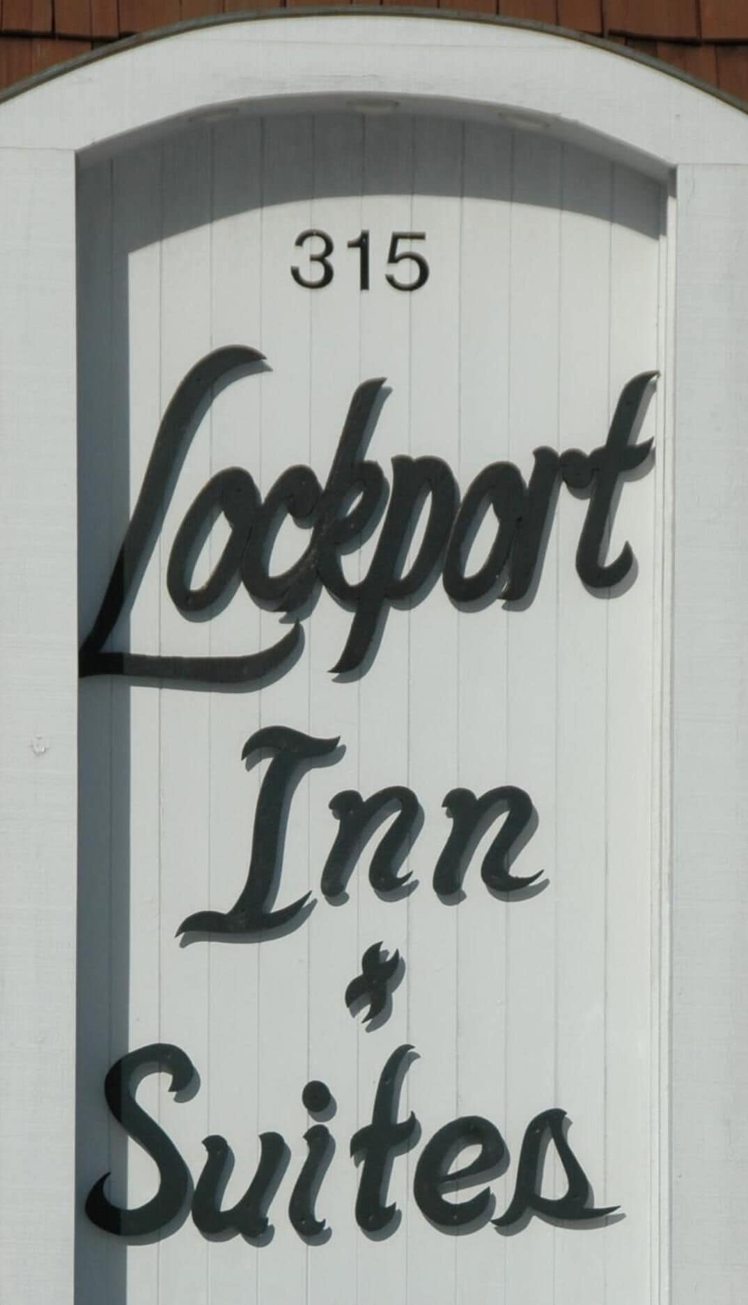 Letrero del Lockport Inn Suites, número 315, con fondo blanco y letras negras.