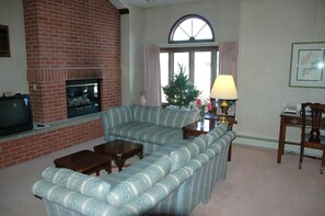 标准开间套房, 1 张特大床, 按摩浴缸 | 客房内保险箱、办公桌、笔记本电脑工作区、熨斗/熨衣板