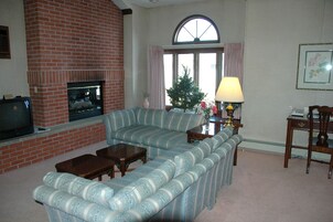 Suite estudio estándar, 1 cama de matrimonio grande, bañera de hidromasaje | Caja fuerte, escritorio, espacio para trabajar con un portátil