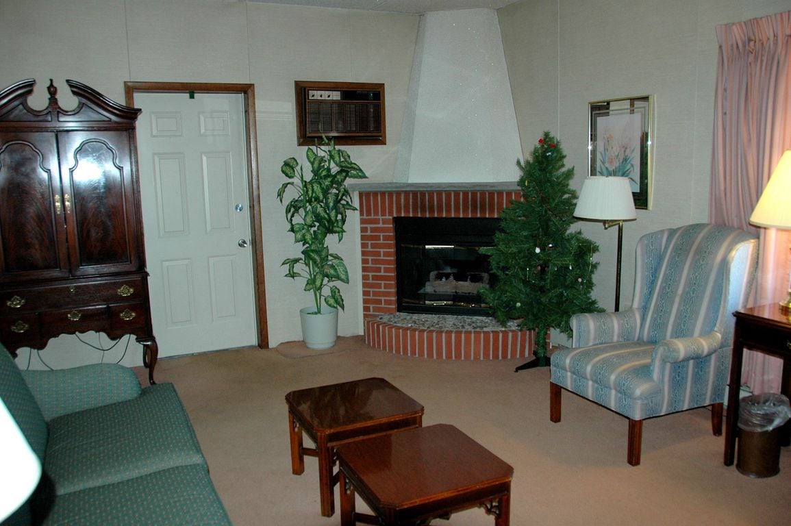 standard studio suite, 1 king bed, jetted tub | 1 bedroom, in-room safe, desk, laptop workspace