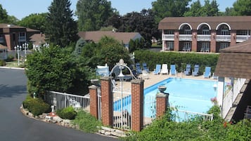 Una piscina al aire libre de temporada