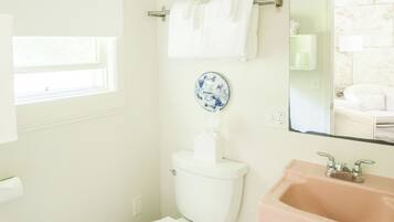 Chuveiro, produtos de toalete grátis, secador de cabelo