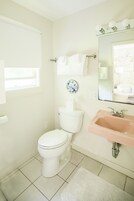 Ducha, artículos de tocador gratuitos, secador de pelo, toallas