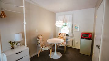 Room, 1 King Bed | Iron/ironing board, free cribs/infant beds, rollaway beds, free WiFi