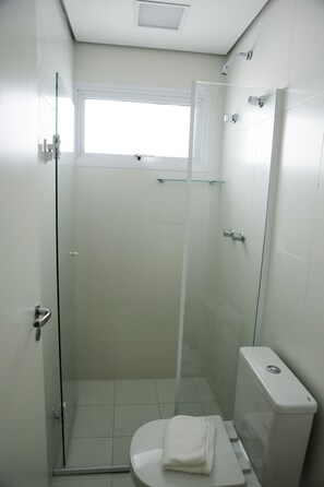 Habitación doble, baño privado | Baño | Ducha y bañera combinadas y secador de pelo