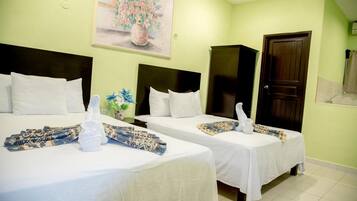 Sengetøy av topp kvalitet, skrivebord og strykejern/-brett