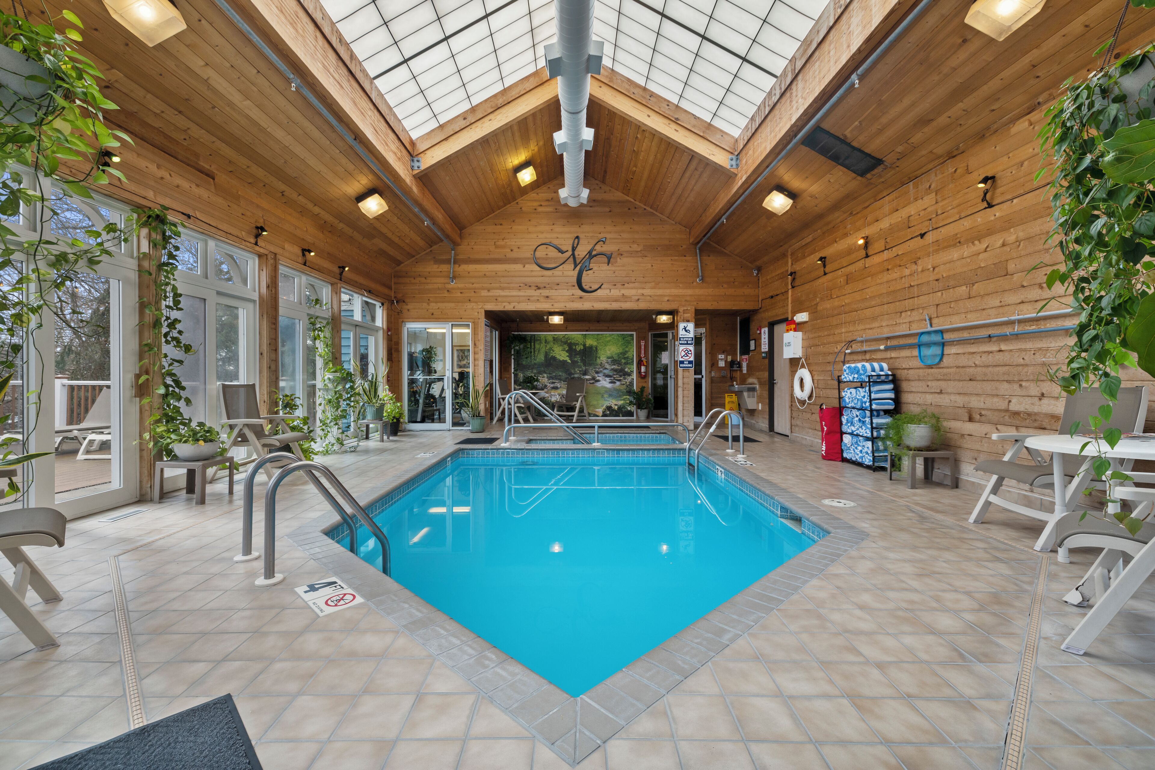 Indoor pool, sun loungers