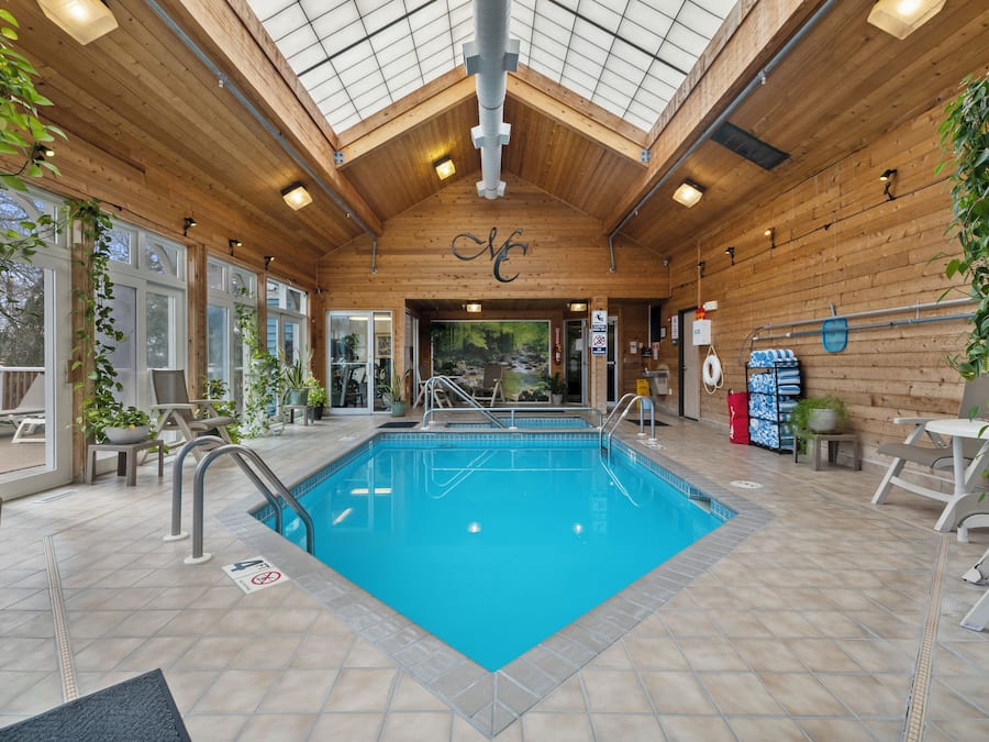 Piscina interna, espreguiçadeiras