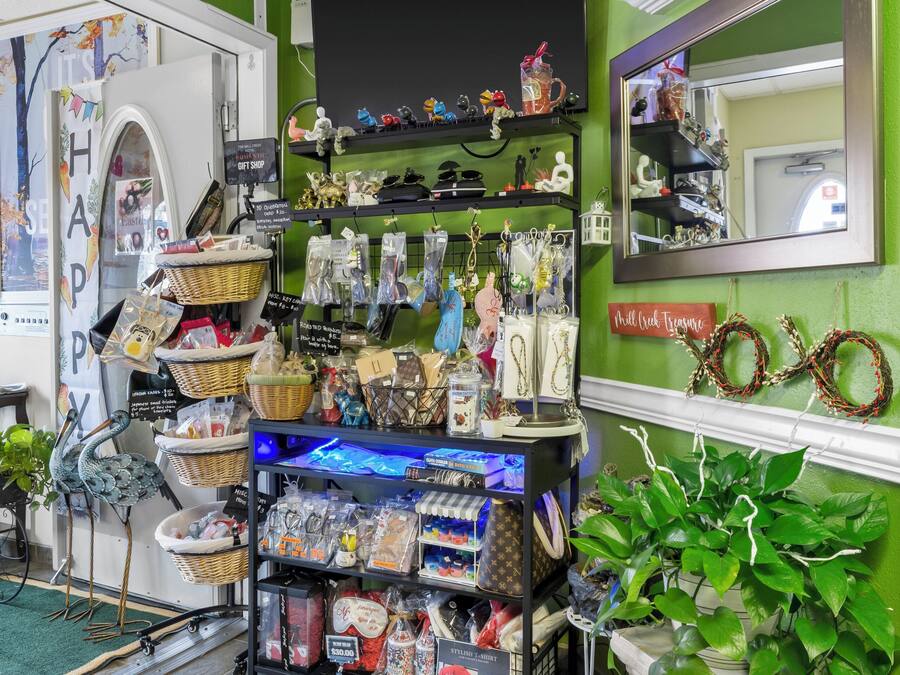 Loja com prateleiras repletas de diversos produtos, um espelho e uma placa com a inscrição 'EXIT'.