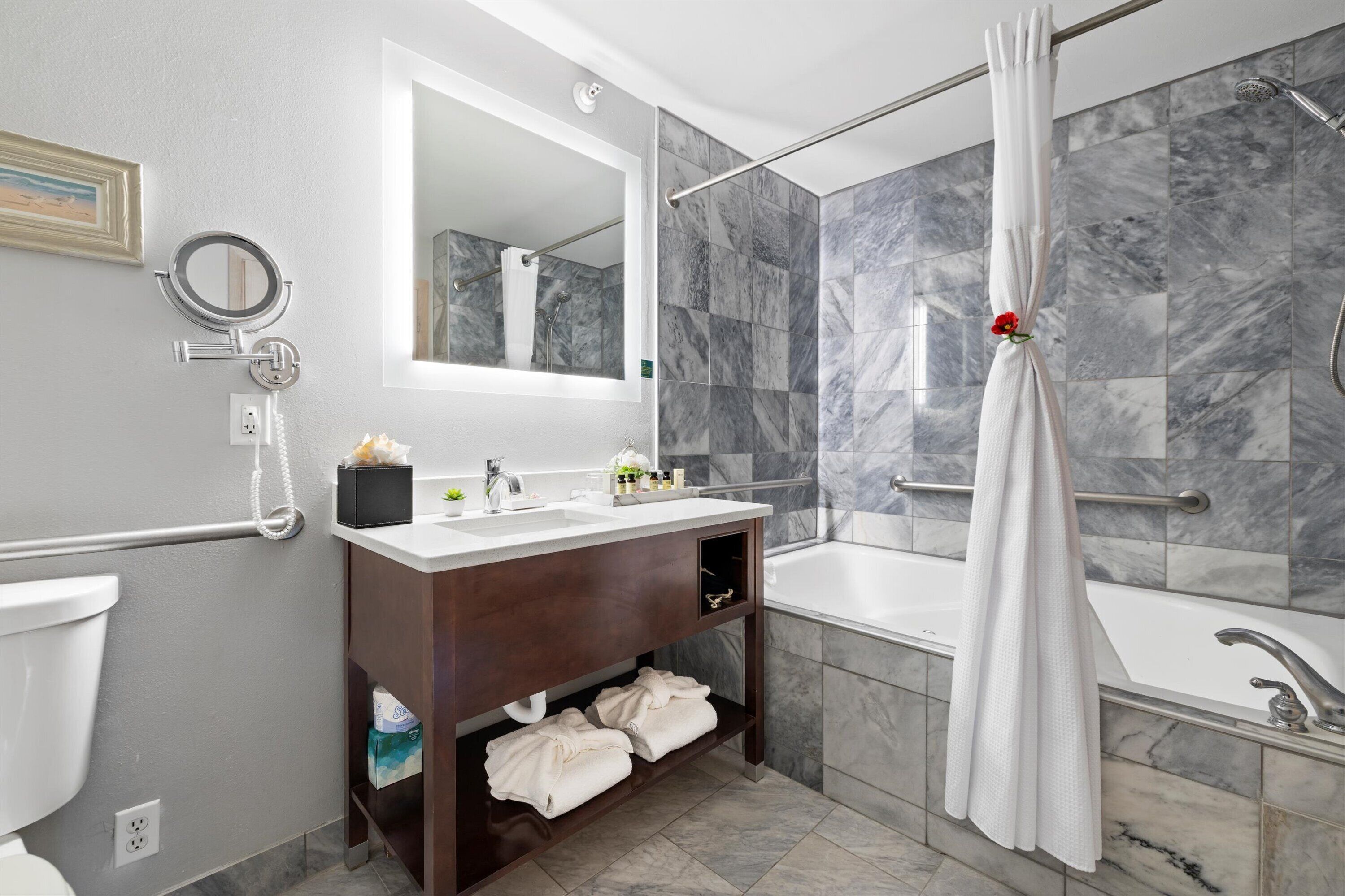 Combined shower/bathtub, jetted bath, free toiletries, hair dryer