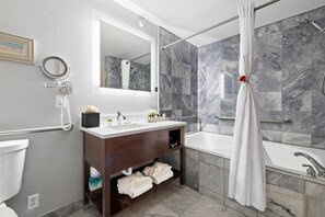 Ducha y bañera combinadas y bañera de hidromasaje