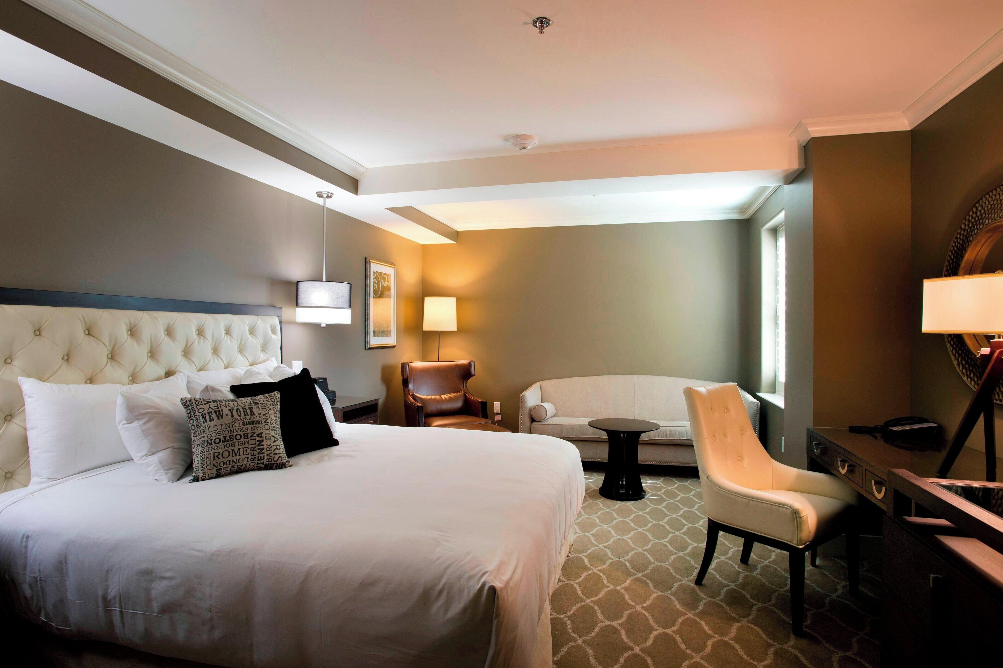 Værelse - 1 kingsize-seng | Premium-sengetøj, senge med topmadrasser, minibar, pengeskab på værelset