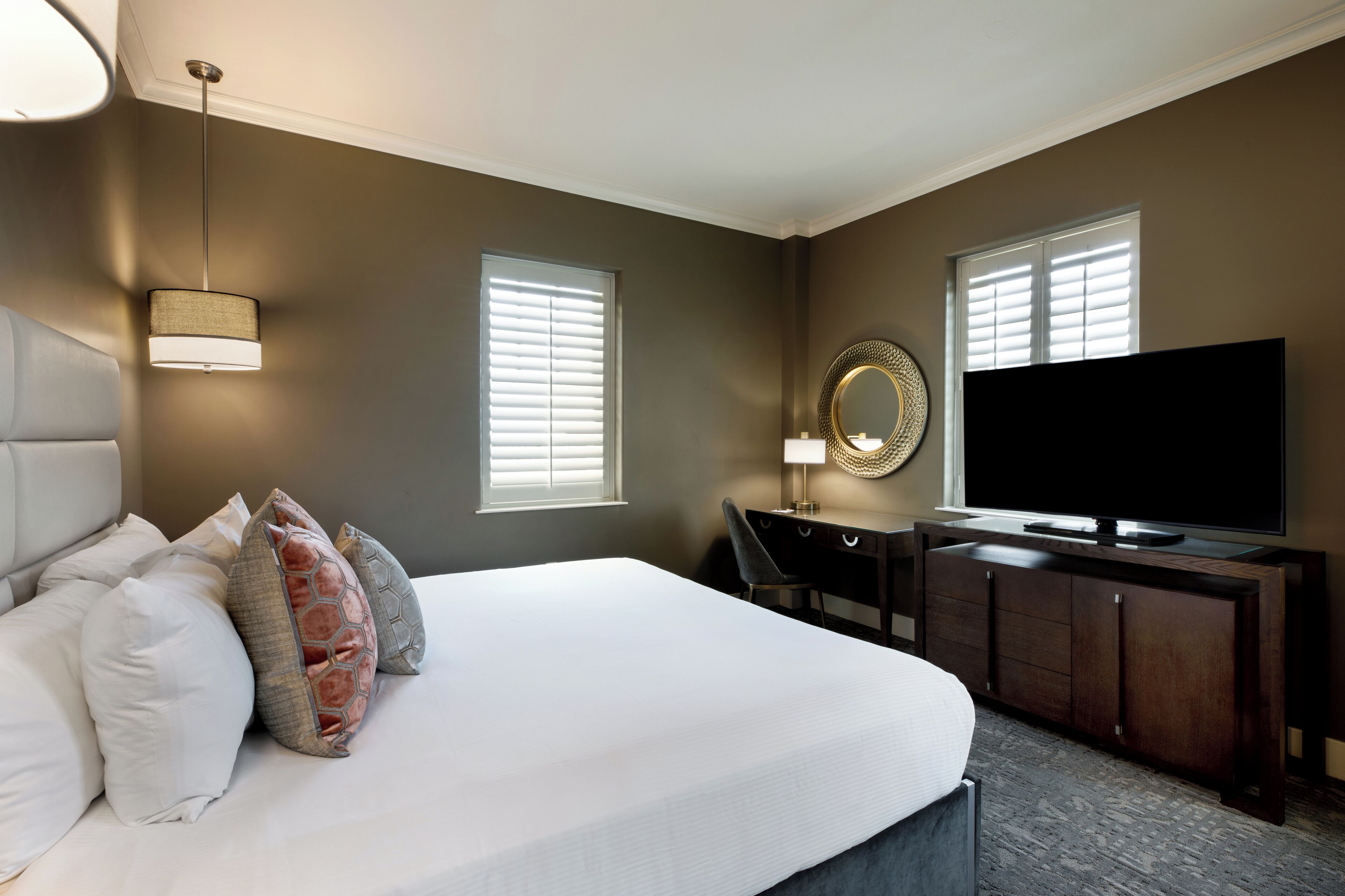 Habitació, 1 llit de matrimoni gran, vistes a la ciutat, cantonada | Roba de llit d'alta qualitat i matalassos amb encoixinament addicional 