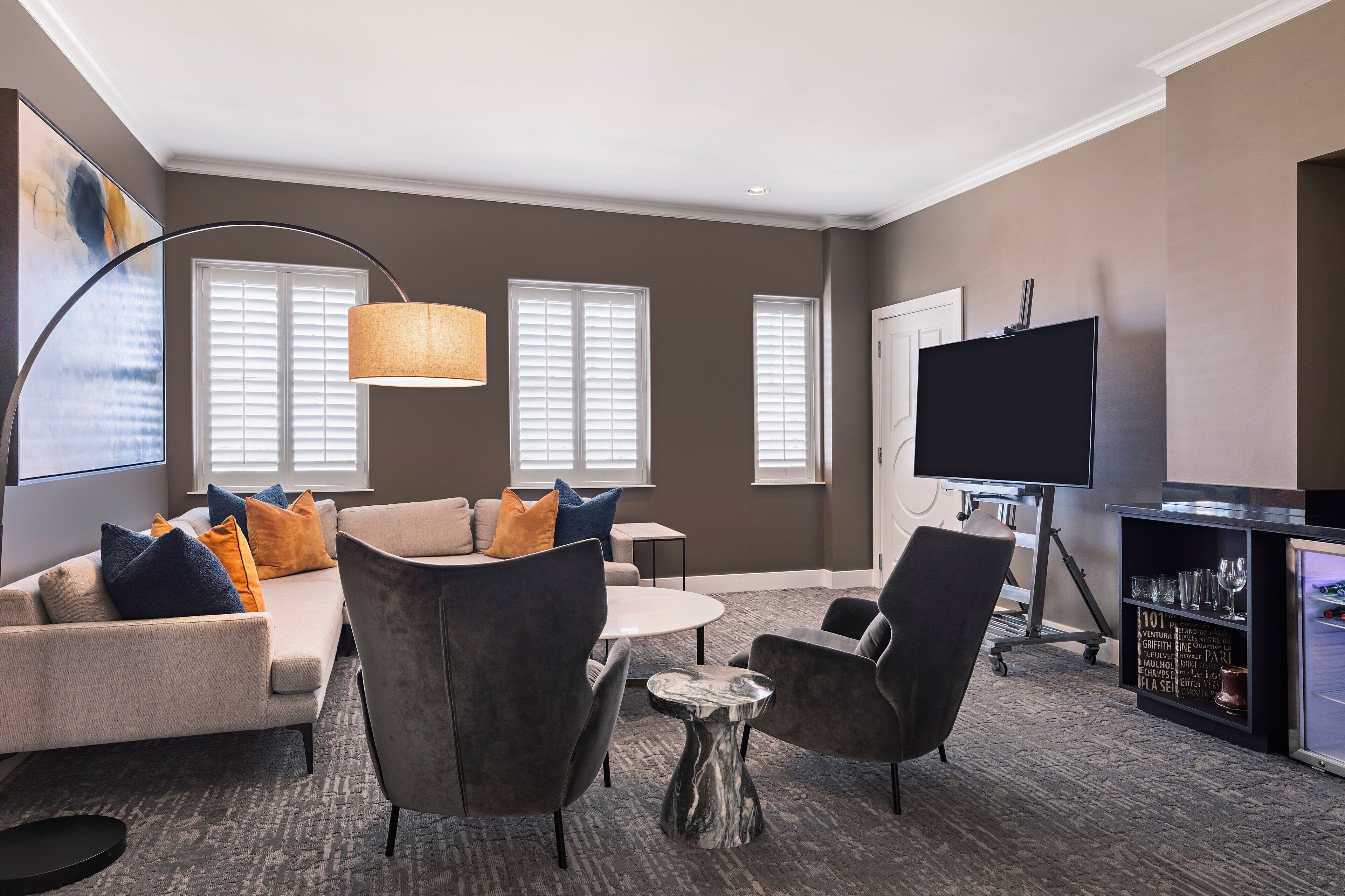 suite, 1 king bed | living area | 55-inch flat-screen tv with cable channels, tv, netflix