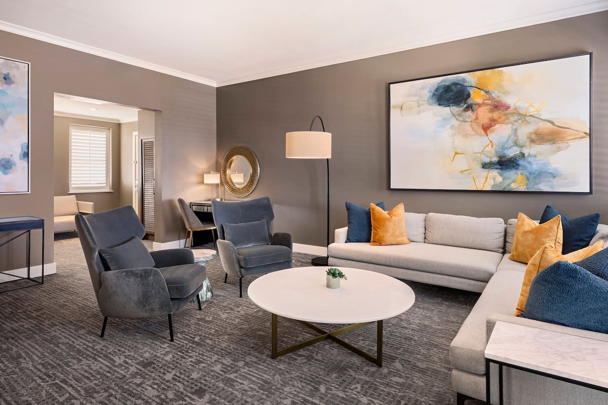 Suite, 1 letto king | Biancheria da letto di alta qualità, materassi a doppio strato, minibar