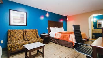 Escritorio, tabla de planchar con plancha y wifi gratis