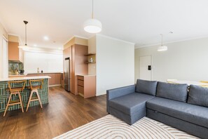 Kamar, 1 kamar tidur (Apartment) | Meja kerja, tirai kedap cahaya, kedap suara, dan setrika/meja setrika