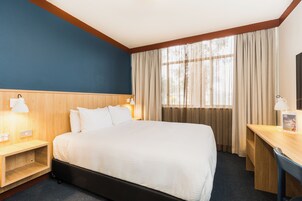 Estudio (Queen) | Escritorio, cortinas opacas, sistema de insonorización