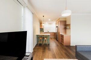 标准房 (Cabinet Queen and Sofa) | 办公桌、遮光窗帘、隔音、熨斗/熨衣板