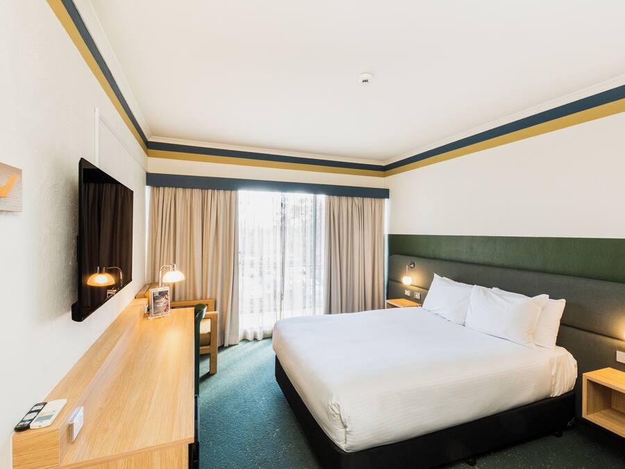 Een bureau, verduisterende gordijnen, geluiddichte muren