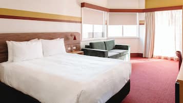 Chambre supérieure, 1 grand lit, balcon | Bureau, rideaux d’obscurcissement, système d’insonorisation